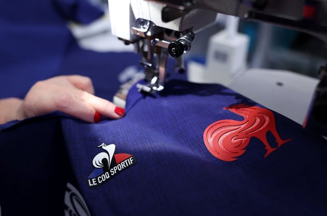 La manufacture de Romily-sur-Seine (Aube), dont 150 emplois sont menacés, fabriquait le maillot de l'équipe de France pour la Coupe du monde de rugby 2023.
