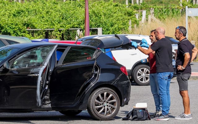 La Policía examina el coche en el que viajaban los presuntos ladrones, en Barrantes. |  Iñaki Abella