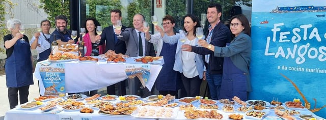 El alcalde de A Guarda, Roberto Carrero, presenta la Festa da Langosta en Marín.