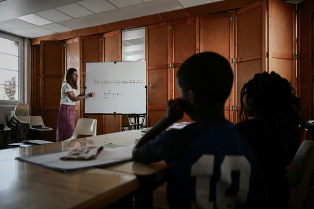 Plus de 2.600 postes d'enseignants n'ont, encore cette année, pas trouvé preneurs à l'issue des concours de recrutement, malgré une baisse du nombre de postes offerts dans les académies ou disciplines les moins attractives