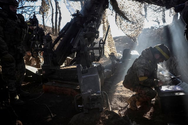 Servicemen of the 148th Separate Artillery Zhytomyr Brigade of the Armed Forces of Ukraine prepare to fire a M777 Howitzer towards Russian troops at a position in the front line, amid Russia's attack on Ukraine, in Donetsk region, Ukraine, February 8, 2025. REUTERS/Anatolii Stepanov/File Photo
