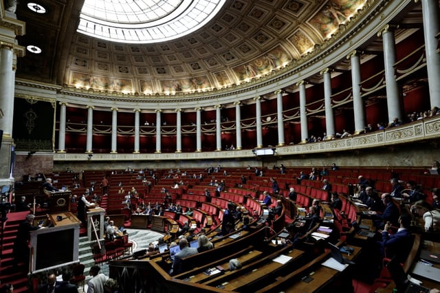 Emmanuel Macron retrouve la semaine prochaine le pouvoir de dissoudre l'Assemblée nationale. Mais après l'échec de la précédente dissolution, qui a plombé sa fin de règne, il assure vouloir éviter d'y recourir sauf en cas de blocage du pays