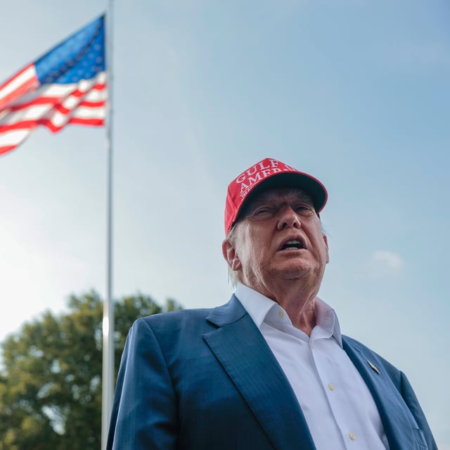 Präsident Donald Trump spricht zu Reportern auf dem South Lawn, bevor er an Bord von Marine One geht und das Weiße Haus am 01. Juli 2025 in Washington, DC verlässt.