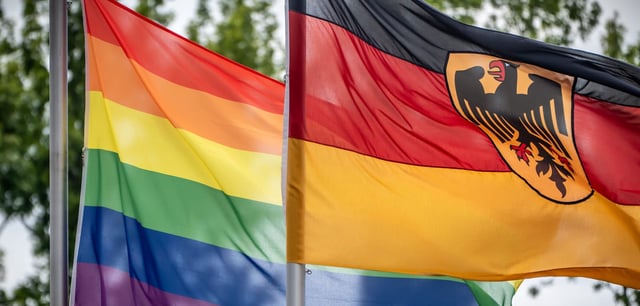 Buntes Signal aus dem Bendlerblock: Die Regenbogenflagge weht am Verteidigungsministerium
