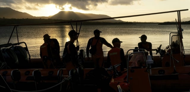 Les sauveteurs recherchent les victimes disparues après le naufrage d'un ferry dans les eaux au large de Bali en Indonésie, le 4 juillet 2025