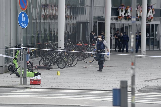 Polizisten sicherten das Gelände vor dem Einkaufszentrum ab. Vier Menschen waren in der Umgebung des Shoppingcenters niedergestochen worden.