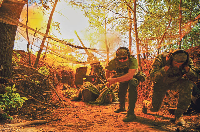 Le 2 juin, dans la région de Kharkiv, des soldats ukrainiens de la 127e brigade de défense territoriale tirent sur des positions de l’armée russe.