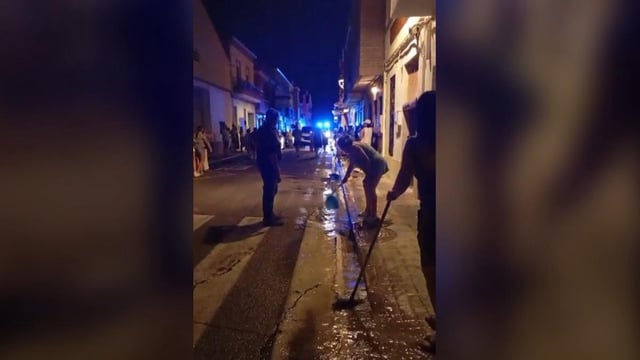 Los vecinos de la pedanía llevan dos noches consecutivas de reventones y el agua ha entrado en al menos cuatro casas