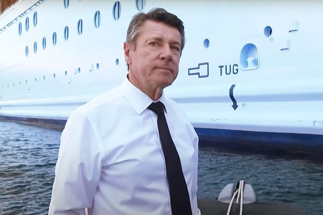 Le maire de Nice Christian Estrosi devant le paquebot «Voyager of the Seas», en rade de Villefranche-sur-Mer (Alpes-Maritimes), le 3 juillet.