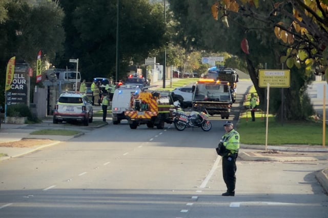 Alfred Cove crash on Canning Highway. 