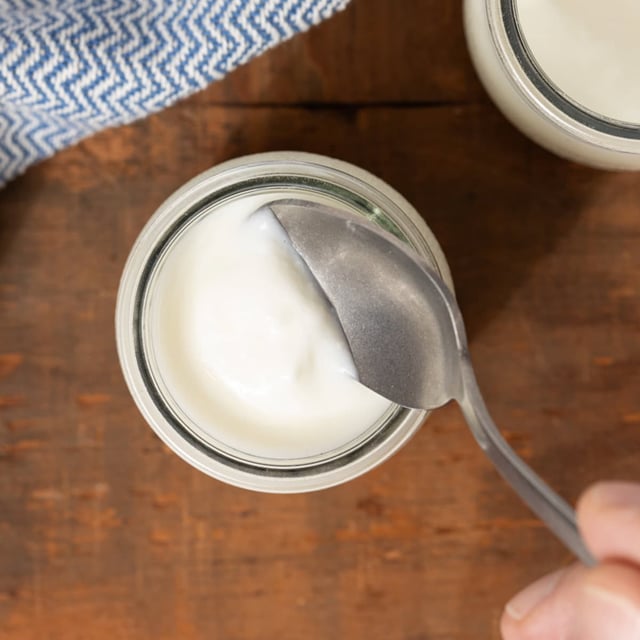Vorsicht, Glassplitter: Ein Demeter-Joghurt wird derzeit zurückgerufen. Er wurde in Bio-Läden und Supermärkten verkauft.