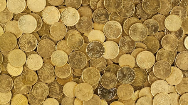Gold price today in US: The US dollar and stock index futures went up after new jobs data came out. 