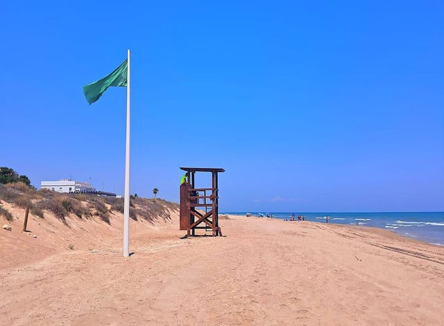 La bandera verde vuelve a ondear en la playa del Dosel de Cullera.