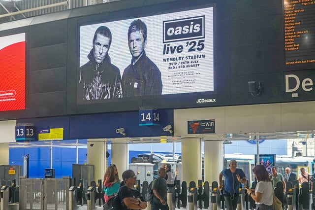 Une publicité pour la tournée d'Oasis à la station Waterloo à Londres, le 28 août dernier.
