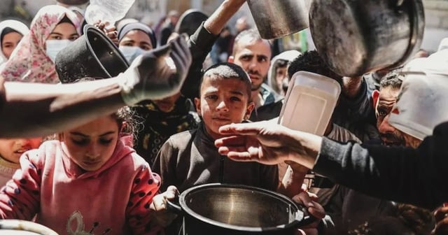 File photo of aid distribution in Gaza (photo: @KyleAnzalone_/X)
