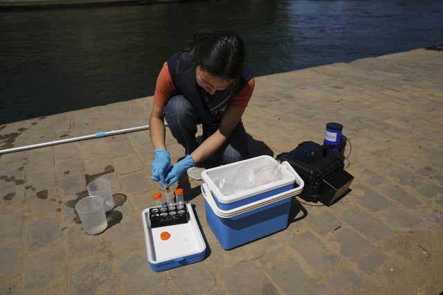 Emilie Vilana of Fluidion test the Seine river water quality, Thursday, July 3, 2025 for the opening of the three Seine swimming pools during the 'Paris Plages' event from July 5 to Aug. 31 in Paris. (AP Photo/Aurelien Morissard)