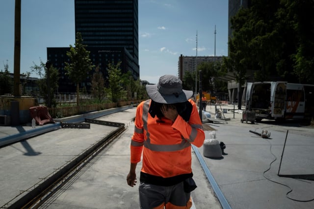 Un ouvrier sur un chantier par temps de canicule à Lyon le 30 juin 2025