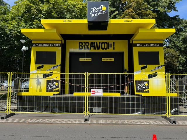 El podio de Lille, que se acaba de montar este viernes, donde se recogerá el primer jersey amarillo del Tour.