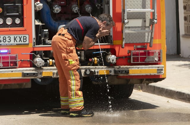 Un bombero se refresca del calor con agua este viernes en Sagunt.