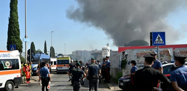 Les pompiers, les policiers et les équipes de secours interviennent sur le site d'une explosion dans une station-service à Rome, le 4 juillet 2025. Au moins dix personnes ont été blessées dans une explosion qui a été entendue dans toute la capitale italienne.