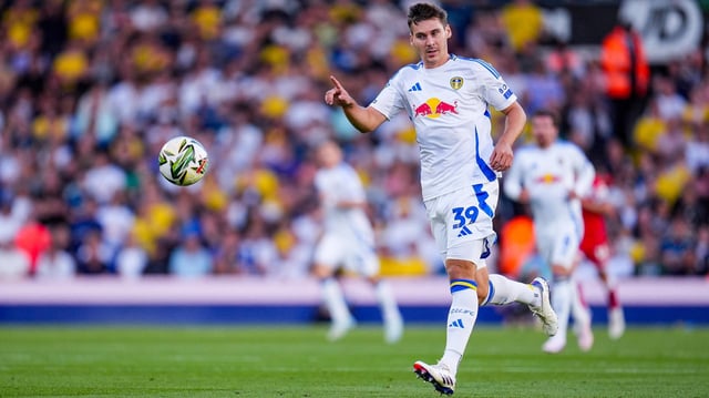 Maximilian Wöber bejubelt ein Tor für Leeds United.
