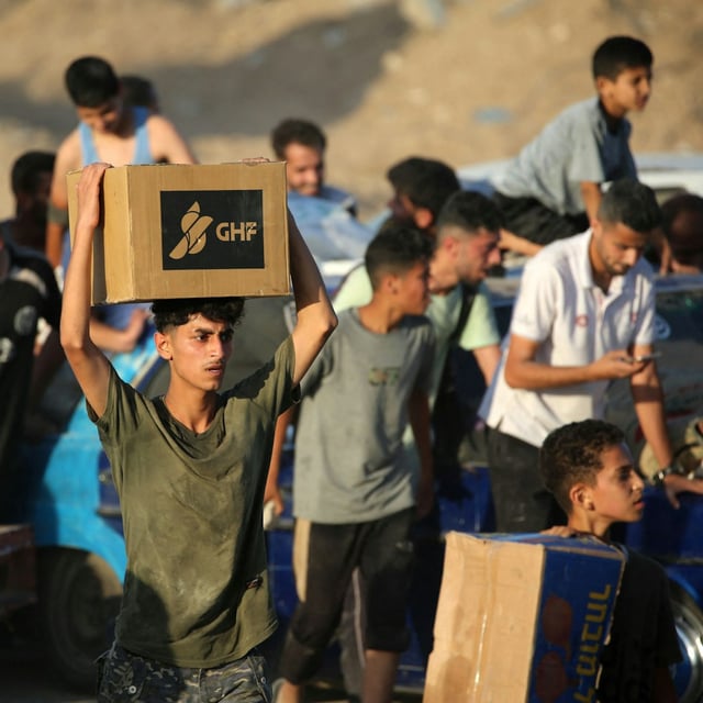 Palästinenser kommen von einem Hilfsverteilungspunkt der Gaza Humanitarian Foundation.