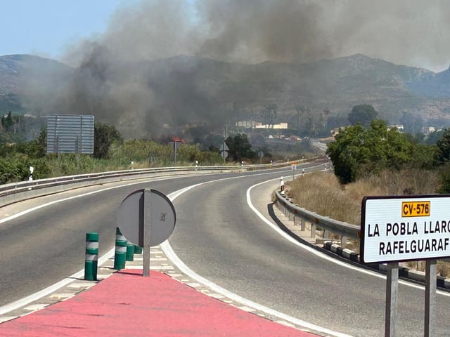 El incendio afecta al barranco de Barxeta, a ambos laterales de la carretera de Rafelguaraf.