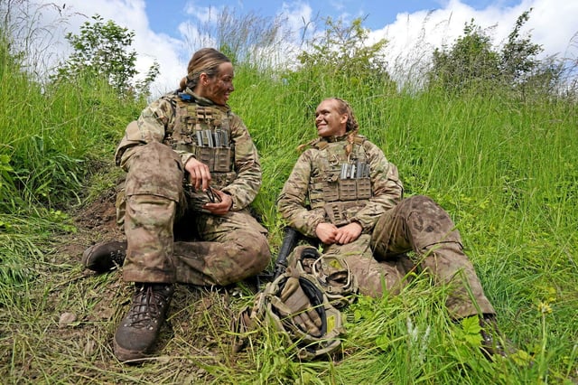 Deux femmes militaires lors d'exercices près de la caserne de l'armée royale danoise à Hovelte, au nord de Copenhague en juin 2025.
