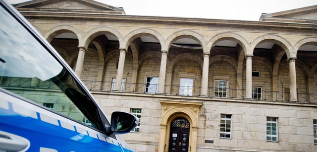 Ein Polizeifahrzeug steht vor dem Landgericht in Wuppertal