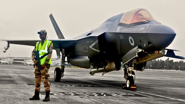 After an emergency landing in Thiruvananthapuram, the UK’s F-35B faces a complex dismantling in Kerala. Wing removal is key to loading into a C-17 for return.