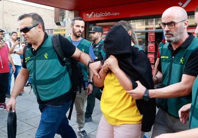 La Guardia Civil traslada a la sospechosa desde el piso de Vallecas