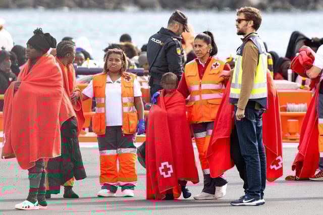 Servicios de emergencia atienden a menores migrantes rescatados en Canarias a principios de año.