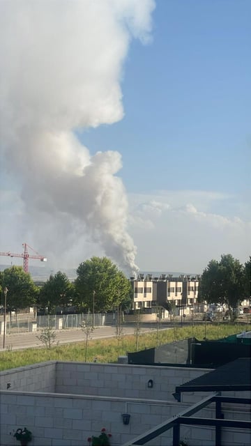 Incendio declarado en una empresa de baterías de litio y pilas situado en el Polígono Industrial Ródano de Azuqueca de Henares.