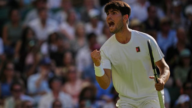 Carlos Alcaraz celebra ante Struff
