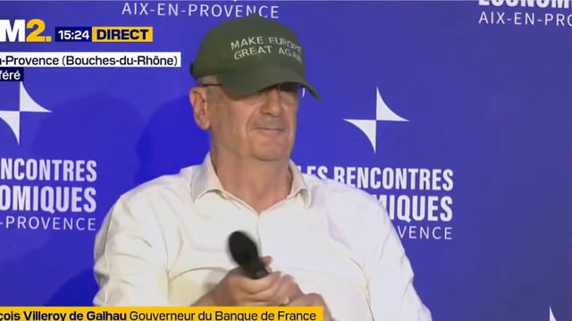 François Villeroy de Galhau avec sa casquette «Make Europe Great Again» lors des Rencontres économiques d’Aix-en-Provence.