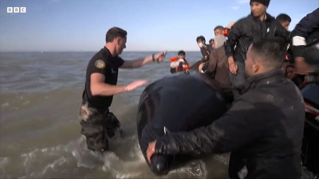 Capture vidéo d'un policier français en train de crever une embarcation pneumatique de migrants au sud de Boulogne-sur-Mer.
