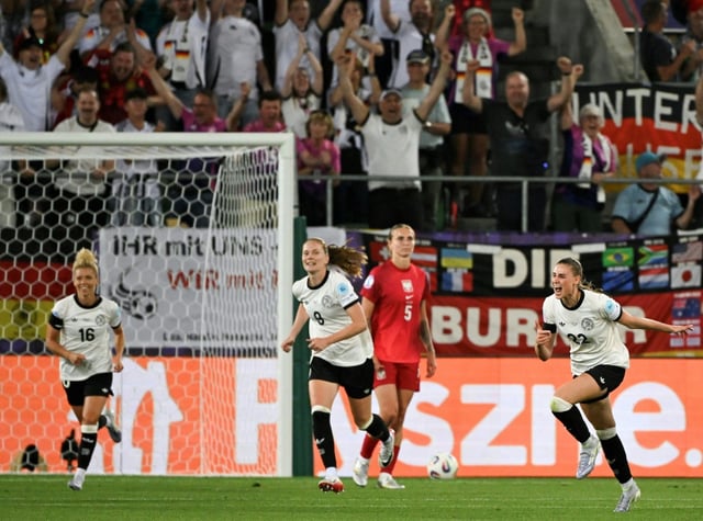 Jule Brand (à droite) vient de lancer l'Allemagne sur la voie du succès contre la Pologne dans le groupe C de l'Euro à Saint-Gall, le 4 juillet 2025