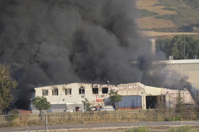 Incendio en una empresa de baterías de litio y de pilas en Azuqueca.