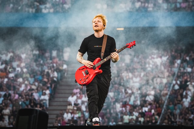 Weltweit berührt er die Herzen von Millionen Fans. Ed Sheeran im Hamburger Volksparkstadion.