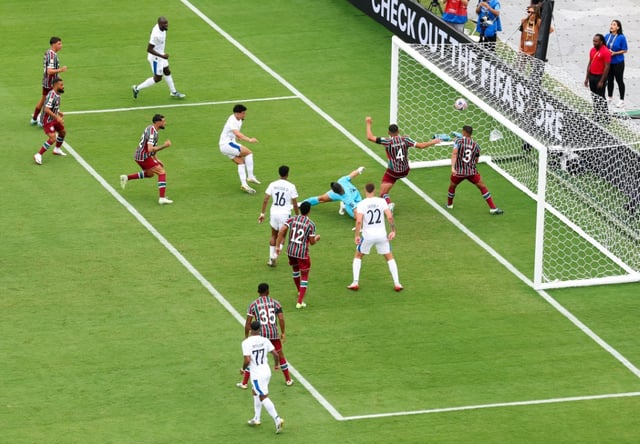 La défense de Fluminense concède un but aux Saoudiens d'Al-Hilal inscrit par Marcos Leonardo à Orlando, Floride, le 4 juillet 2025