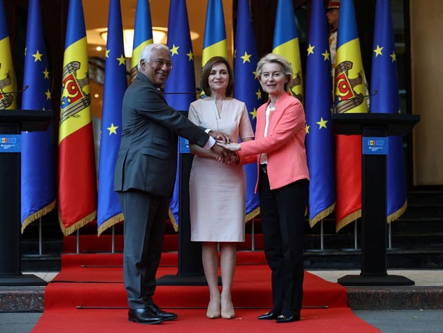 European Council President Antonio Costa, Moldovan President Maia Sandu and European Commission President Ursula von der Leyen stack their hands during a press conference at the first Moldova-EU summit in Chisinau, Moldova July 4, 2025. REUTERS/Vladislav Culiomza