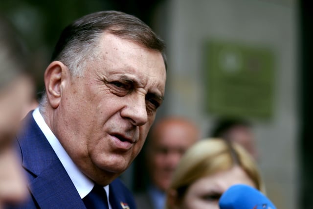 In Bosnien-Herzegowina hat die Justiz den Haftbefehl gegen den bosnischen Serbenführer Milorad Dodik aufgehoben. Dodik sei bei der Generalstaatsanwaltschaft des Landes vorstellig geworden und habe sich dort verhören lassen, erklärten die Ermittlungsbehörde und der Staatsgerichtshof.