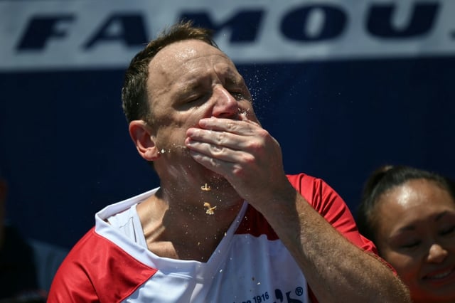 Nachdem er im vergangenen Jahr vom traditionellen Hot-Dog-Wettbewerb im New Yorker Stadtteil Coney Island ausgeschlossen war, hat sich der legendäre Wettesser und 16-fache Hot-Dog-Champion Joey Chestnut am Unabhängigkeitstag erneut den Titel gesichert.
