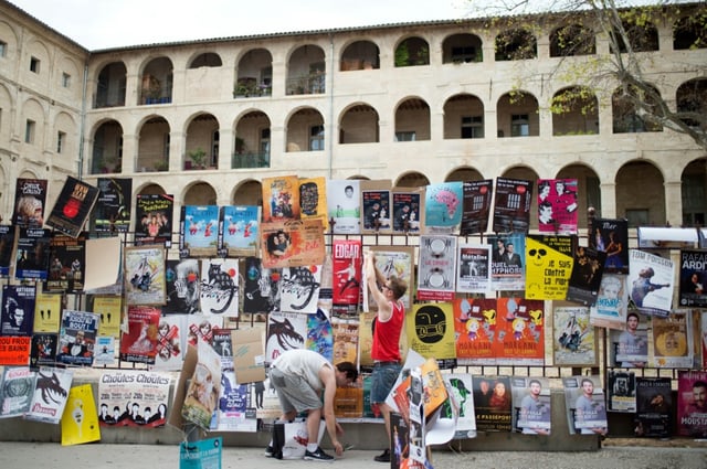 Les artistes du Festival Off d'Avignon accrochent des affiches pour promouvoir leurs pièces, à Avignon, le 5 juillet 2016