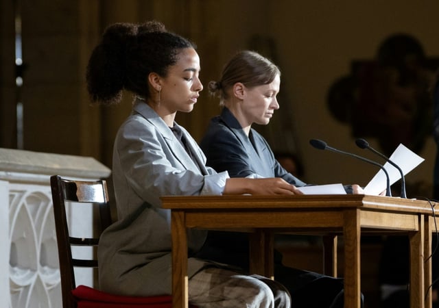 Les actrices allemandes Safira Robens (g) et Mavie Hoerbiger lisent pendant la représentation théâtrale de "Le Procès Pelicot, hommage à Gisele Pelicot" à l'église Sainte-Elizabeth à Vienne, en Autriche, le 18 juin 2025