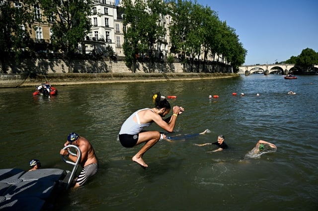 Une riveraine se jette à l'eau dans la Seine au bras Marie, le 17 juillet 2024