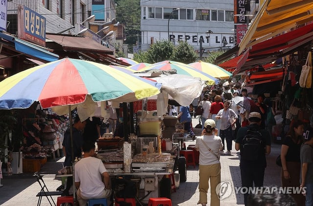 Shoppers walk around Namdaemun Market in central Seoul, in this June 22, 2025, file photo. (Yonhap)