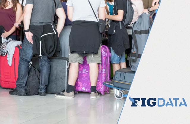 Des passagers font la queue devant les comptoirs d’enregistrement à l’aéroport, à Paris.