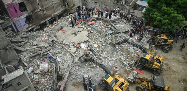 Opération de secours après l'effondrement d'un immeuble d'habitation à Karachi, le 4 juillet 2025