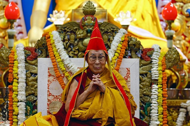 El dalái lama durante la ceremonia de larga vida ("tenshug") celebrada en su honor en su residencia de Dharamshala